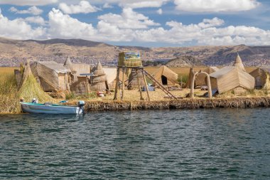 : Puno, Peru - Haziran 2015 yaklaşık: Uros yüzen ada ve Titikaka Gölü köyü yakınlarında: Puno, Peru