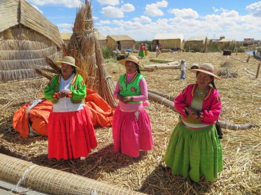 : Puno, Peru - Haziran 2015 yaklaşık: Kadınlar Uros yüzen ada ve köy yakınındaki: Puno, Peru Titicaca gölü üzerinde şarkı