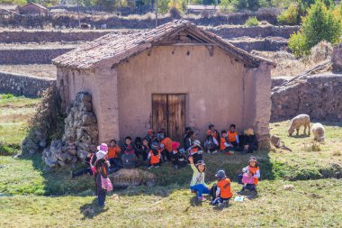 Ollantaytambo, Peru - Haziran 2015 yaklaşık: Peru giyim çocuklarda Cusco, Peru yakın schoold otobüs bekliyor