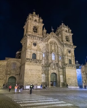 Cusco, Peru - Haziran 2015 yaklaşık: Virgin veya Santo Domingo adlı Plaza de Armas Cusco, Peru için varsayımı gece bazilika Katedrali