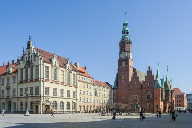 Wroclaw, Polonya - Mart 2012 yaklaşık: Gotik Belediye Binası ve saat kulesi Wroclaw, Polonya