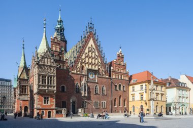 Wroclaw, Polonya - Mart 2012 yaklaşık: Merkezi Pazar Meydanı, pregierz ve Gotik Belediye Binası Wroclaw, Polonya