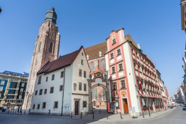 Wroclaw, Polonya - Mart 2012 yaklaşık: Saat Kulesi St. Elisabeth kilise ve Jas ve Malgosia binalar Wroclaw, Polonya