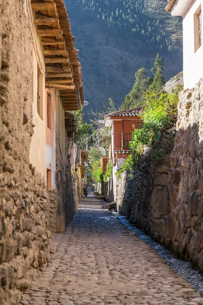 Ollantaytambo, Urubamba/Peru - ca juni 2015: gamla smala street och brick byggnader i Ollantaytambo Inka staden — Stockfoto