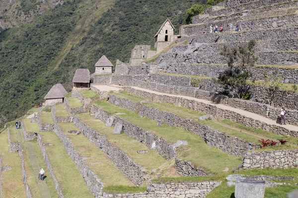 Machu Picchu, Aguas Calientes / Perú - circa Junio 2015: Terrazas en Machu Picchu sagrada ciudad perdida de Incas en Perú — Foto de Stock
