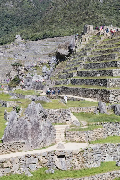 Machu Picchu, Aguas Calientes / Perú - circa Junio 2015: Terrazas de Machu Picchu sagrada ciudad perdida de Incas en Perú — Foto de Stock