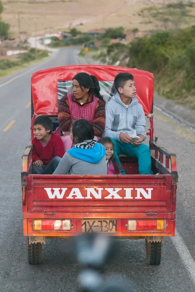 Ollantaytambo, Perú - alrededor de junio de 2015: Camión familiar peruano en el camino a Cusco, Perú — Foto de Stock