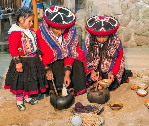 Ollantaytambo, Peru - Haziran 2015 yaklaşık: geleneksel Perulu giysili kadınlar Lama ve alpaka yün yakınındaki Cusco, Peru için doğal boya kullanın