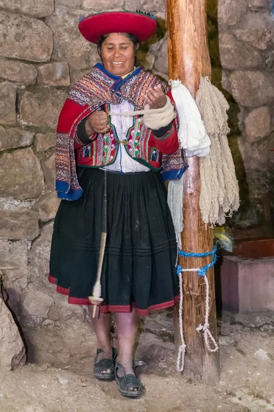 Ollantaytambo, Perú - circa junio 2015: Mujer con ropa tradicional peruana hace hilados de lana Alpaca y Llama cerca de Cusco, Perú — Foto de Stock