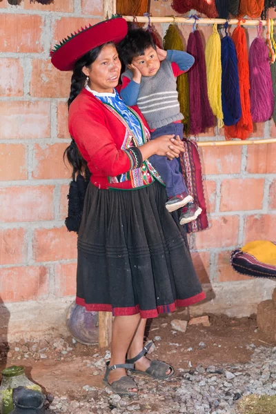 Ollantaytambo, Perú - circa junio 2015: Mujeres con ropa tradicional peruana sostiene a un niño cerca de Cusco, Perú — Foto de Stock