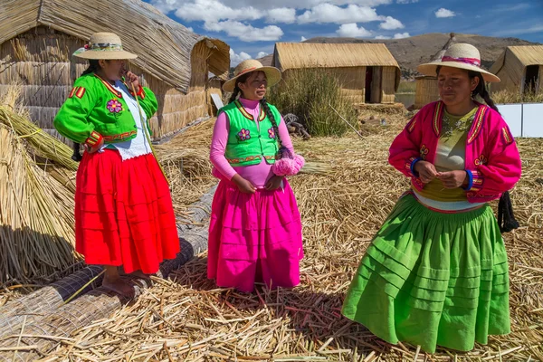 Puno, Perú - circa junio 2015: Mujeres cantando en Uros isla flotante y pueblo en el Lago Titicaca cerca de Puno, Perú — Foto de Stock