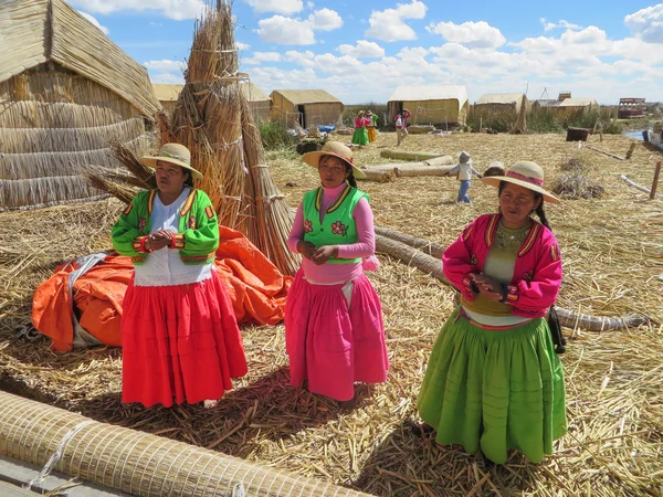 Puno, Perú - circa junio 2015: Mujeres cantando en Uros isla flotante y pueblo en el Lago Titicaca cerca de Puno, Perú — Foto de Stock