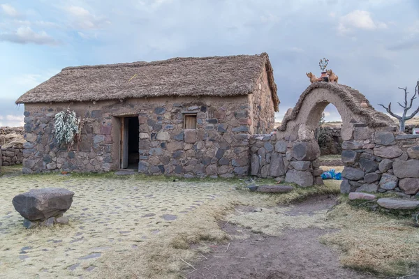 Κούσκο, Περού - περίπου Ιουνίου 2015: καλύβα πέτρα σπίτι και πύλη στο Περού χωριό στην ύπαιθρο, Άνδεις του Περού — Φωτογραφία Αρχείου
