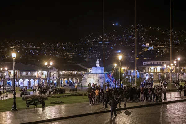 Cusco, Peru - cca června 2015: Plaza de Armas starosta a Haukaypata v Cusco, Peru v noci — Stock fotografie