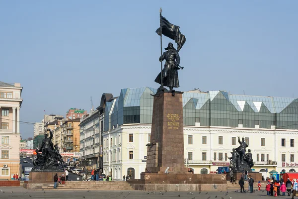 Vladivostok, Rusia - sekitar Oktober 2006: Lapangan Pejuang untuk Kekuatan Soviet - alun-alun utama dan pusat sejarah Vladivostok, Rusia — Stok Foto