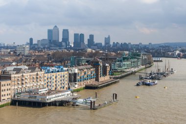 Londra, İngiltere - Mart 2012 yaklaşık: in görüntülemek St Katharine'nın ve Wapping, Canary Wharf Londra '