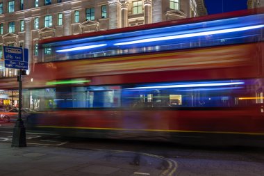 Londra, İngiltere - yaklaşık Mart 2012: Gece Londra sokaklarında Geçen Çift katlı otobüs