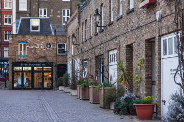 Londra, İngiltere - Mart 2012 yaklaşık: eski tarihi Ortaçağ binaları ve Londra Mağazalar