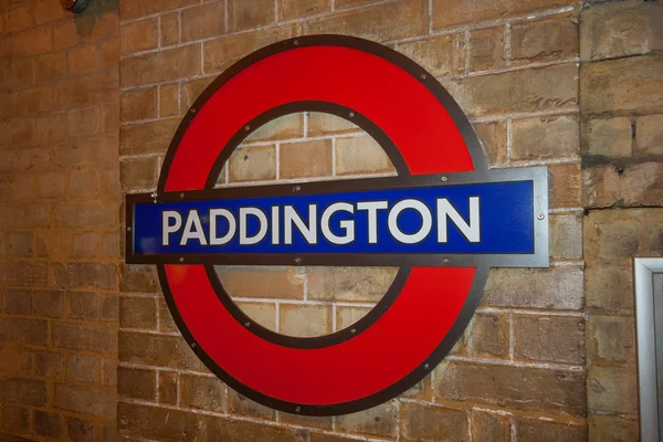 Лондон, Великобритания - около марта 2012 года: Метро Паддингтон метро знак станции в Лондоне — стоковое фото