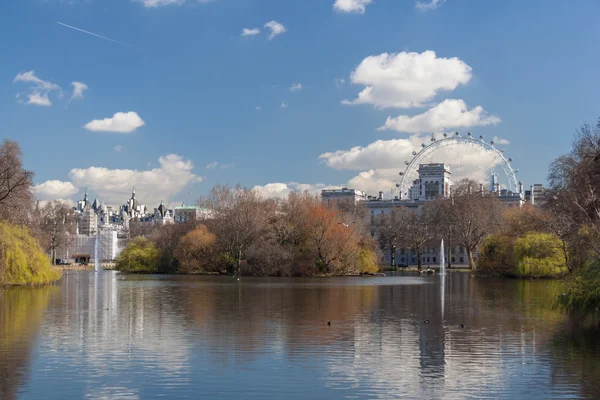 London, UK - circa March 2012: Hyde Park, Long Water and Serpentine in  London — Stock Photo, Image