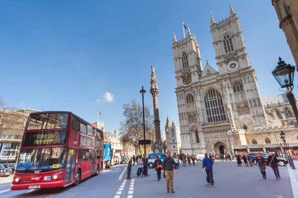 London, UK - circa March 2012: Famous double decker bus in front of Westminster Abbey in  London — Stock Photo, Image