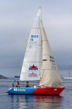 Vladivostok, Rusya Federasyonu - Ağustos 2012 yaklaşık: Regatta Peter harika Körfez Kupası - yelken tekne yarışı Vladivostok, Rusya için