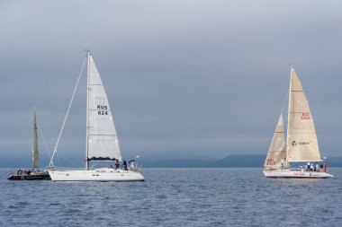 Vladivostok, Rusya Federasyonu - Ağustos 2012 yaklaşık: Regatta Peter harika Körfez Kupası - yelken tekne yarışı Vladivostok, Rusya için