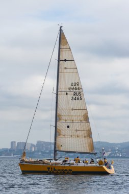 Vladivostok, Rusya Federasyonu - Ağustos 2012 yaklaşık: Regatta Peter harika Körfez Kupası - yelken tekne yarışı Vladivostok, Rusya için