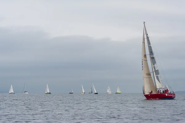 Vladivostok, Russie - vers août 2012 : Régate pour Peter the Great Gulf Cup - course de voiliers à Vladivostok, Russie — Photo