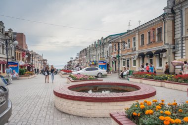 Vladivostok, Rusya Federasyonu - Ağustos 2012 yaklaşık: insanlar, yollar ve sokaklarında Vladivostok, Rusya Federasyonu