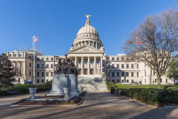 Capitólio do Estado do Mississippi e Monumento das Nossas Mães em Jackson, Mississippi — Fotografia de Stock