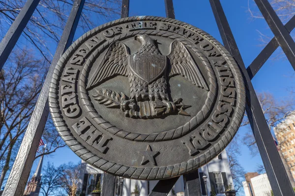 Mississippi State zegel op de poorten van de Governor's Mansion in Jackson, Mississippi — Stockfoto