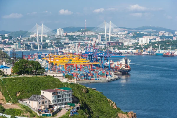 Vladivostok, Rusia - circa agosto 2015: Puerto comercial en Vladivostok, Rusia — Foto de Stock