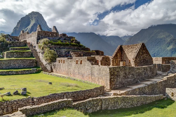 Ruinas de edificios antiguos en Machu Picchu, ciudad de Incas en Perú — Foto de Stock