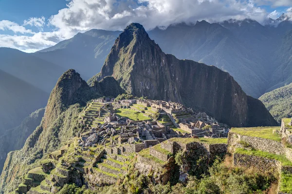 Vista panorámica de Machu Picchu sagrada ciudad perdida de Incas en Perú — Foto de Stock