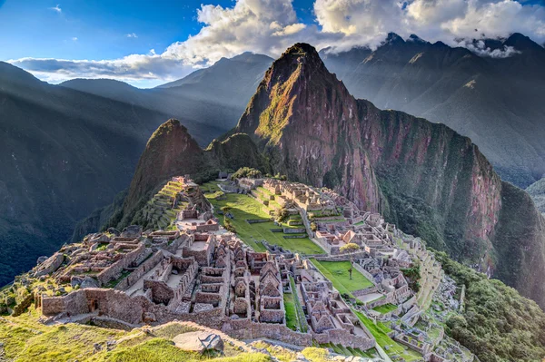 Vista panorámica de Machu Picchu sagrada ciudad perdida de Incas en Perú — Foto de Stock