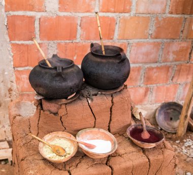 Tencere ile doğal boya yakınındaki Cusco, Peru Andes Dağları'nda iplik için hazır