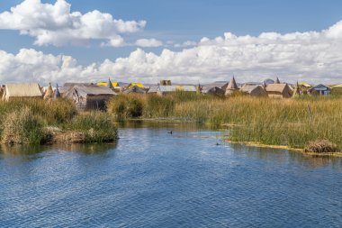 : Puno, Peru Uros yüzen ada ve Titikaka Gölü köyü yakınlarında