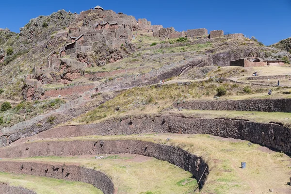 Terrazas agrícolas incas y ruinas de pueblos en Pisaq, Perú — Foto de Stock