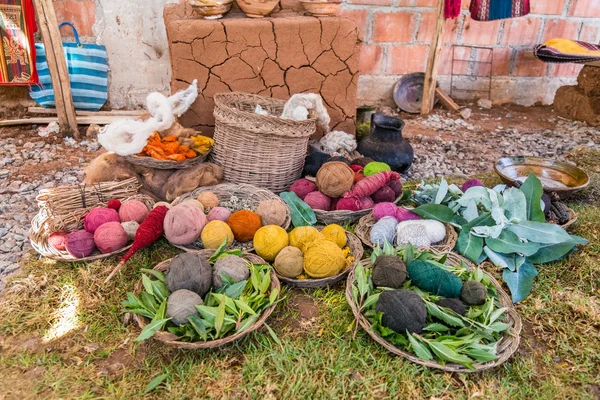 Farbenfrohe Garnbälle in traditionellen Körben in den Anden in der Nähe von Cusco, Peru — Stockfoto