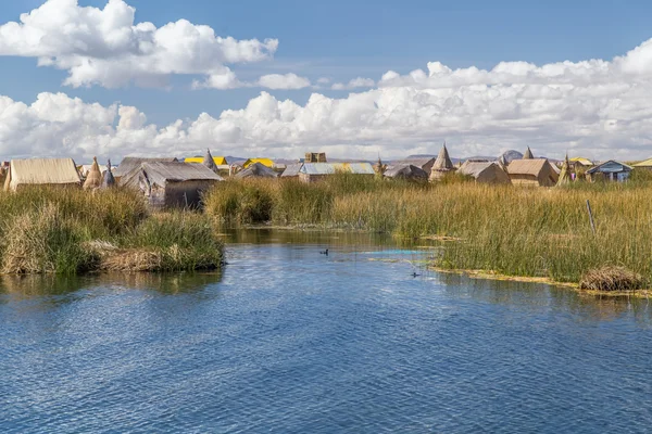 Uros ilha flutuante e aldeia no Lago Titicaca perto de Puno, Peru — Fotografia de Stock