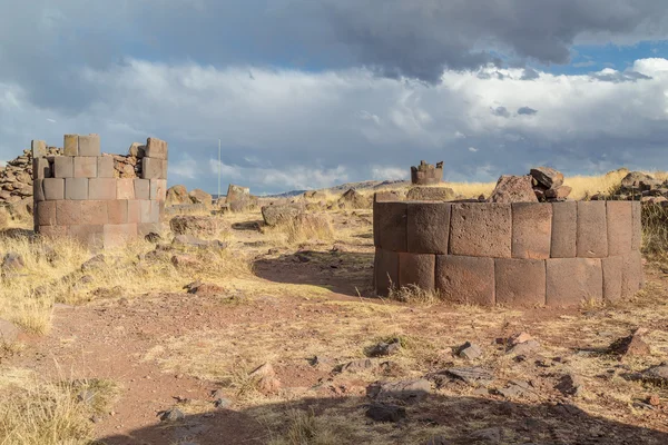 Του Sillustani αρχαίο νεκροταφείο με γιγαντιαία Chullpas κυλινδρικό ταφικό Κουλέδες που έκτισαν ένα προ-Ίνκας ατόμων που βρίσκονται κοντά στη λίμνη Umayo στο Περού — Φωτογραφία Αρχείου