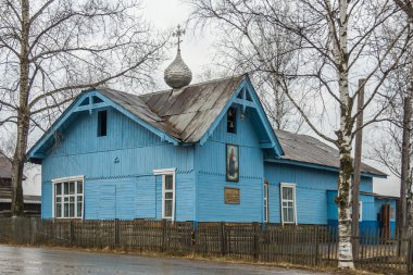 Ahşap kırlarda Primorsky Krai yakınında bir Rus Ortodoks Kilisesi