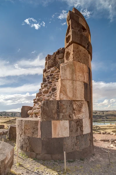 Chullpas γίγαντας κυλινδρικό ταφικό πύργος χτίστηκε από ένα προ-Ίνκας στο αρχαίο νεκροταφείο με άτομα που βρίσκονται κοντά στη λίμνη Umayo στο Περού — Φωτογραφία Αρχείου