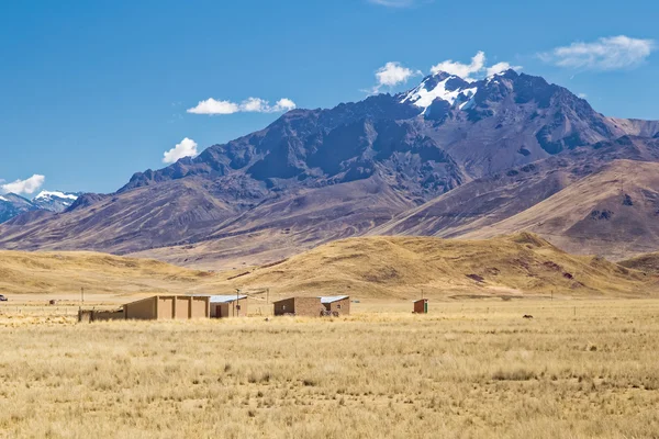 Granja y casa antigua en las montañas de los Andes, Perú —  Fotos de Stock