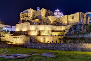 Qurikancha veya Coricancha veya Inti Kancha veya Inti çıkışımıengellemenizi veya Kiswar Kancha veya Inca Viracocha Tapınağı ve gece Cusco, Peru için Sarayı