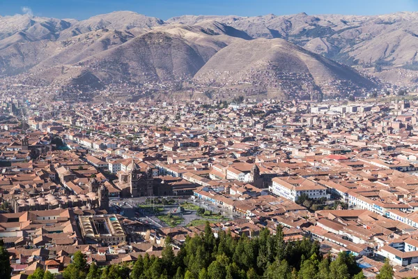 Letecký pohled na náměstí Plaza de Armas, Cuzco a pohoří and v Peru ve dne — Stock fotografie