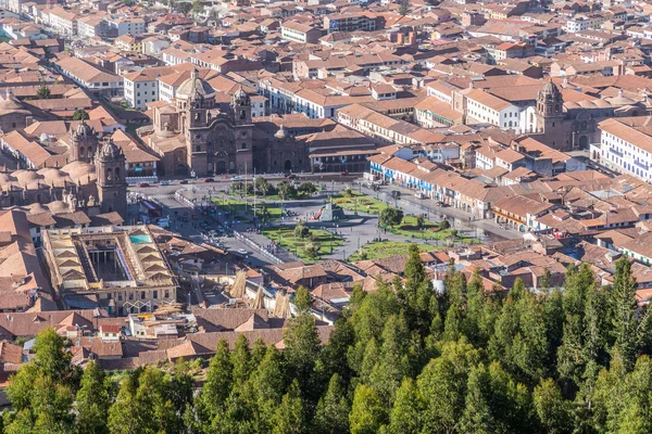 Luchtfoto uitzicht van Plaza de Armas, Cusco en Andesgebergte in Peru overdag — Stockfoto