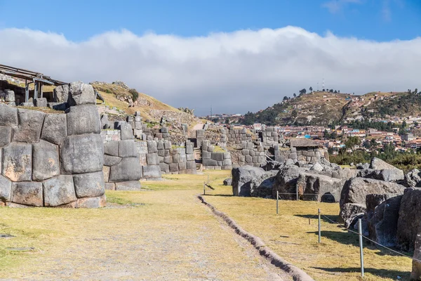 Saksaywaman, Saqsaywaman, Sasawaman, Saksawaman, Sacsahuayman, Sasaywaman o fortaleza de la ciudadela Saksaq Waman en Cusco, Perú — Foto de Stock