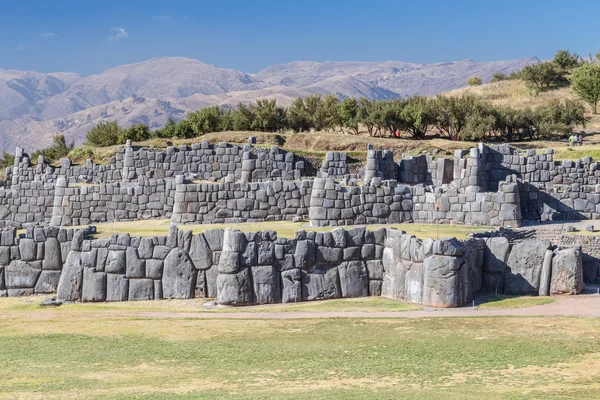 Murallas de piedra en Saksaywaman, Saqsaywaman, Sasawaman, Saksawaman, Sacsahuayman, Sasaywaman o fortaleza ciudadela Saksaq Waman en Cusco, Perú — Foto de Stock
